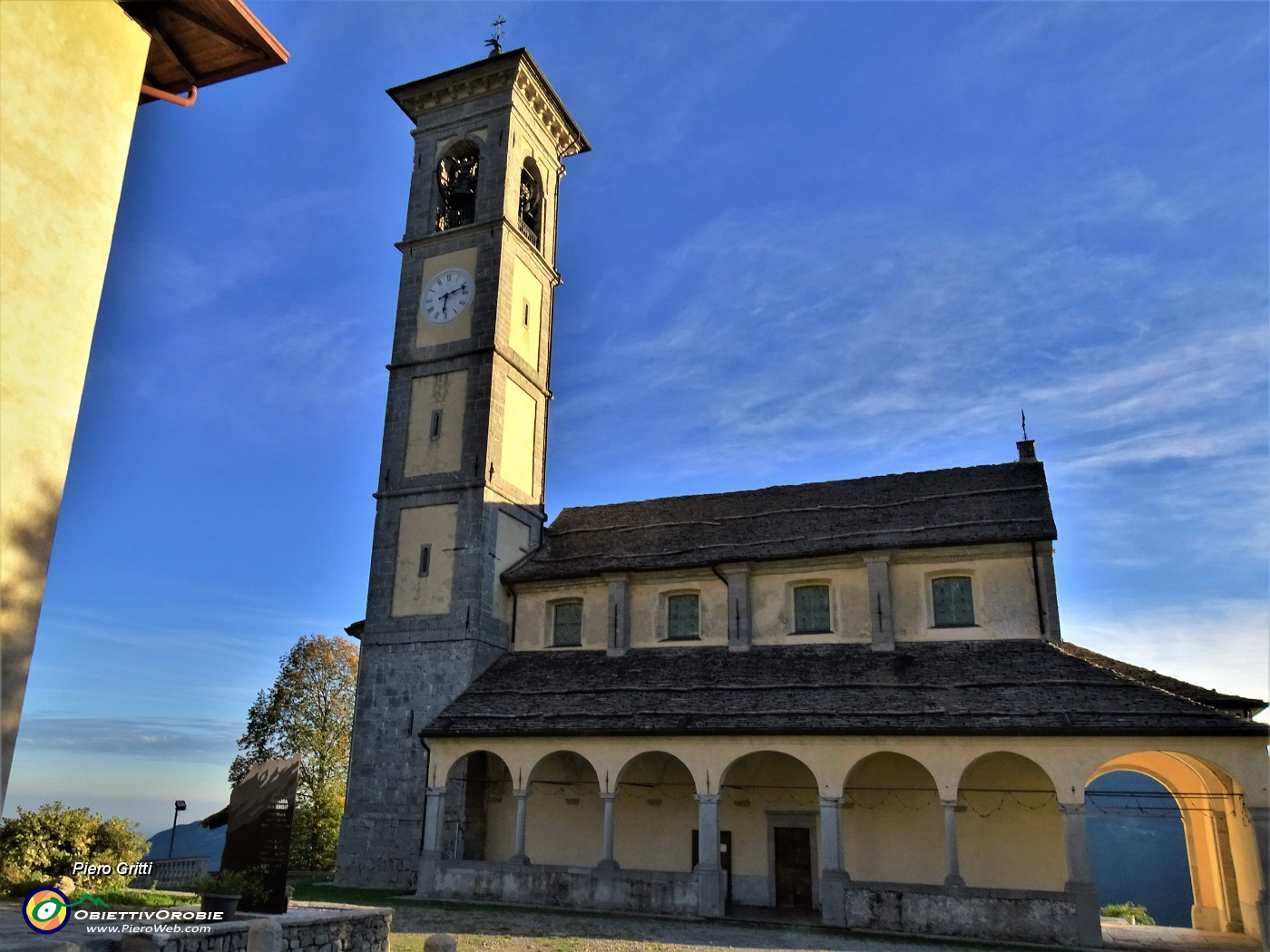 75  La chiesa di Fuipiano Imagna nella luce tardo-pomeridiana .JPG